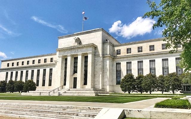 美联储两高官炒股引咎辞职，鲍威尔连任胜算还有几许？